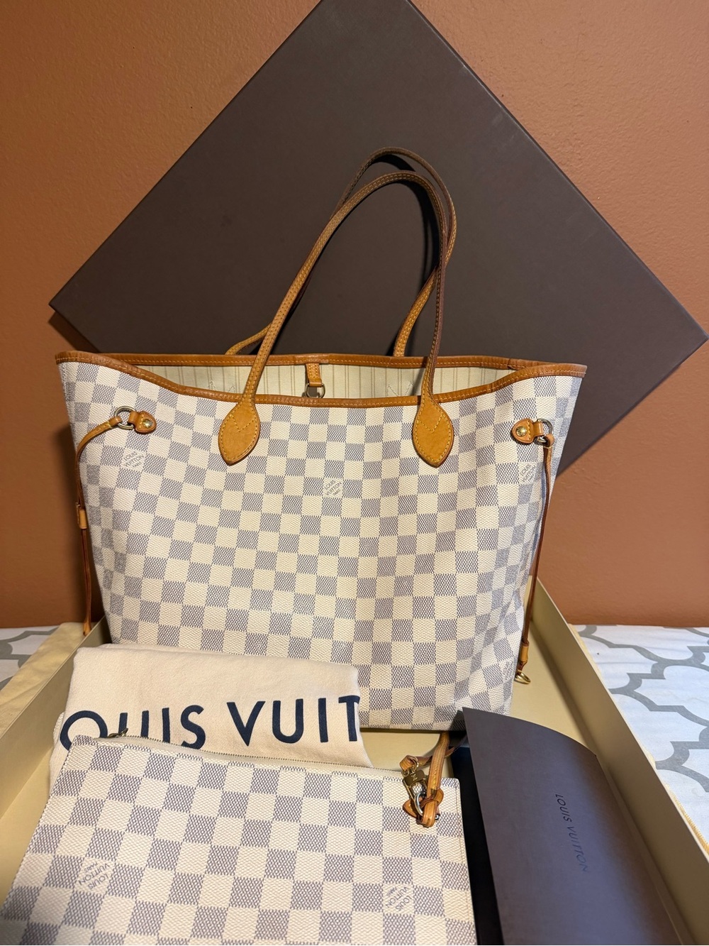 Louis Vuitton Damier Azur Tote with Vachetta Trim in White and Tan - Picture 2 of 6